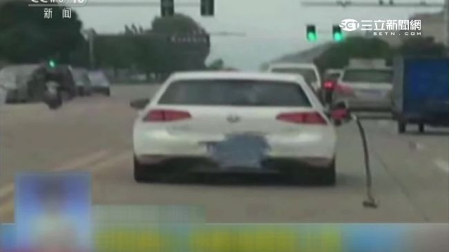 車主加油少根筋　拖著油槍到處跑
