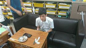 成功高中學生將沙發搬進教室(圖/整個很成功高中臉書)