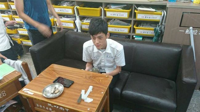 老師斥坐沒坐相　男同學搬沙發進教室