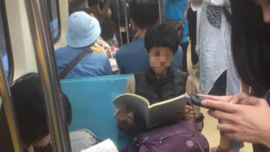 她搭捷運拿包佔位　不禮讓老人惹眾怒