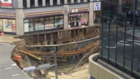 JR博多站工安意外　持續塌陷撤住戶（圖／twitter）16:9