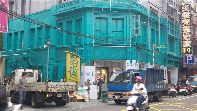 還來不及痛心…老房子被漆成藍綠色