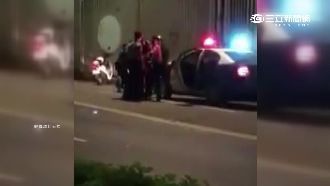 安全帽K男友　野蠻女遭逮踢警洩憤