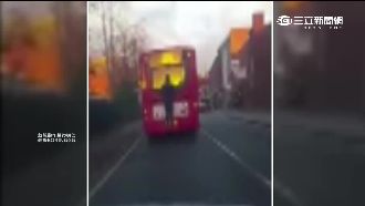 影／玩命逃票？英男緊抓公車一路狂奔