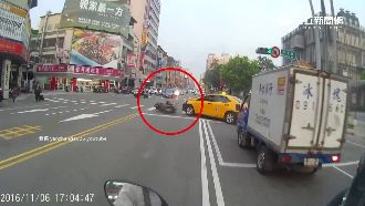 小黃停路肩突迴轉　騎士反應不及猛撞
