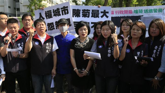 麵包師拍扁遭查稅　陳菊官邸前抗議