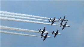 享譽國際的中華民國空軍雷虎小組1953年成立於台南空軍基地，使用表演機型從最早F-84雷霆機，到F-86G、F-86F軍刀機、F-5A、F-5E戰機等。1988年1月，改由空軍軍官學校戰鬥組教官接替特技表演任務，並換裝自製AT-3自強號噴射教練機，表演20項高難度空中戰技課目。（記者/邱榮吉攝影）