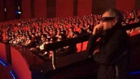 李安罰站看自己的電影▲（圖／翻攝自搜狐娛樂微博）