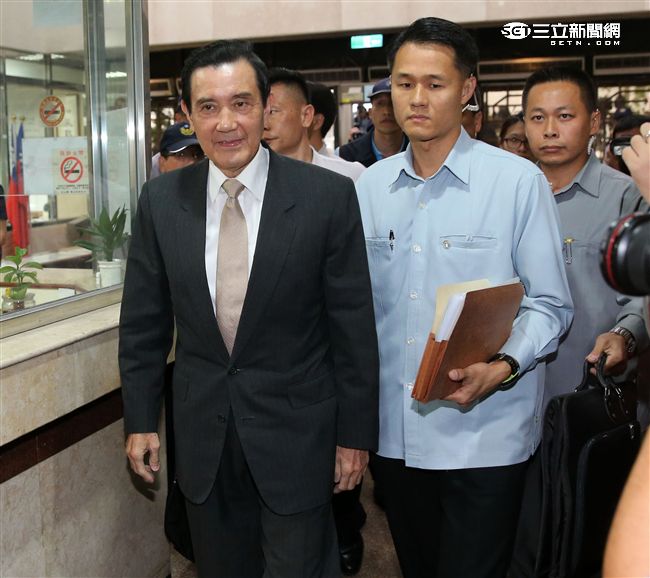 前總統馬英九因被民進黨立委柯建銘指控洩密，以被告身分親自到台北地院出庭。（記者邱榮吉/攝影）