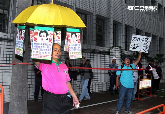 抗議民眾在地院門口叫囂。（記者邱榮吉/攝影）