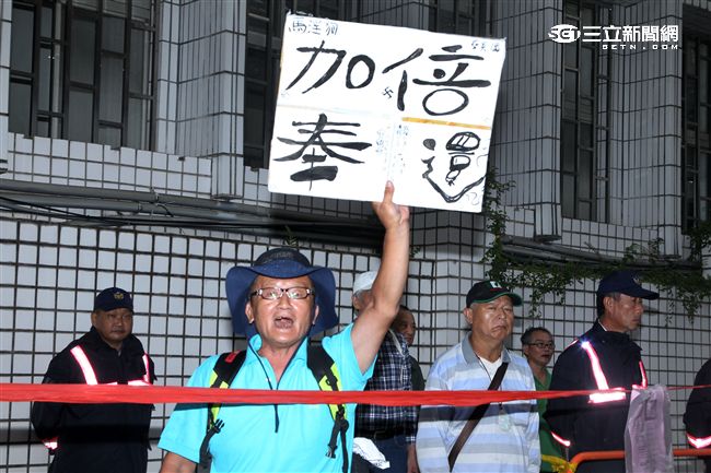 抗議民眾在地院門口叫囂。（記者邱榮吉/攝影）