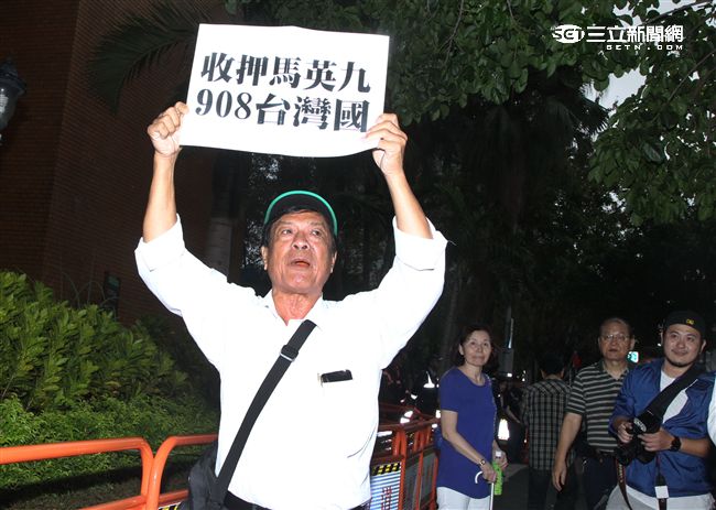 抗議民眾在地院門口叫囂。（記者邱榮吉/攝影）