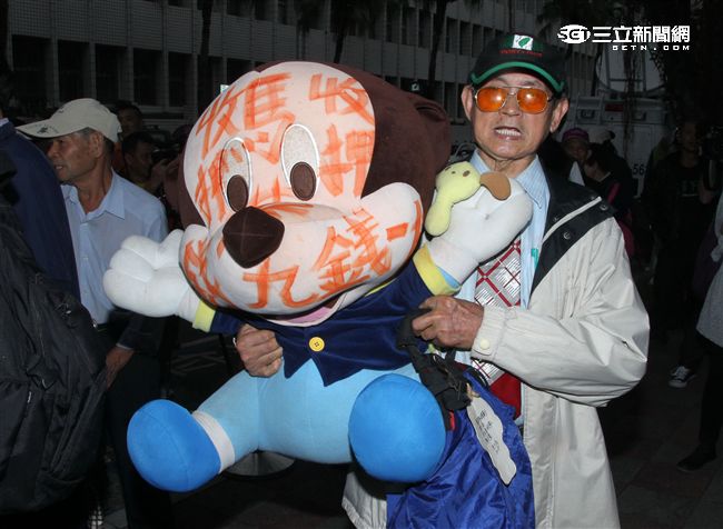 抗議民眾在地院門口叫囂。（記者邱榮吉/攝影）