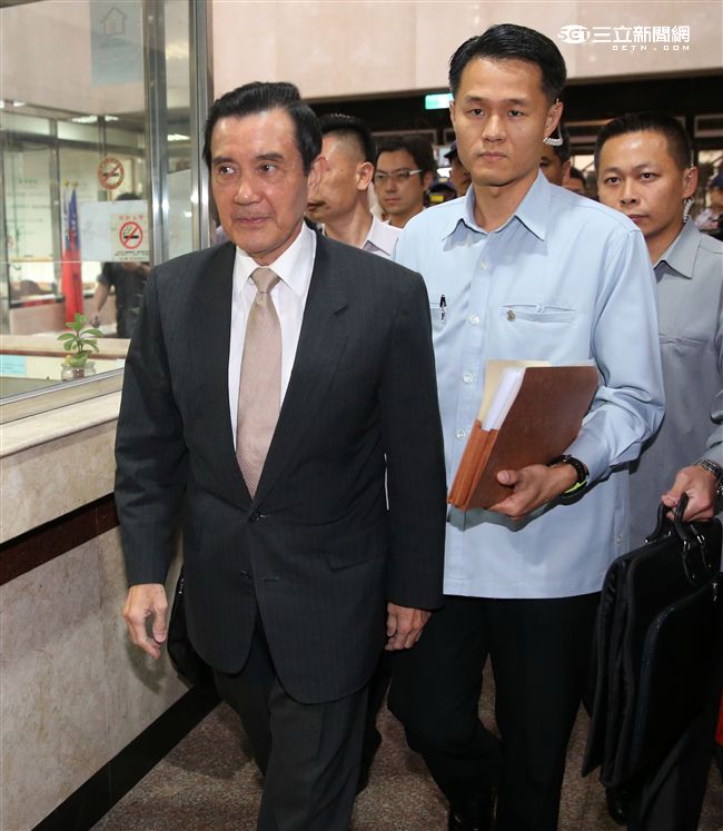 前總統馬英九因被民進黨立委柯建銘指控洩密，以被告身分親自到台北地院出庭。（記者邱榮吉/攝影）