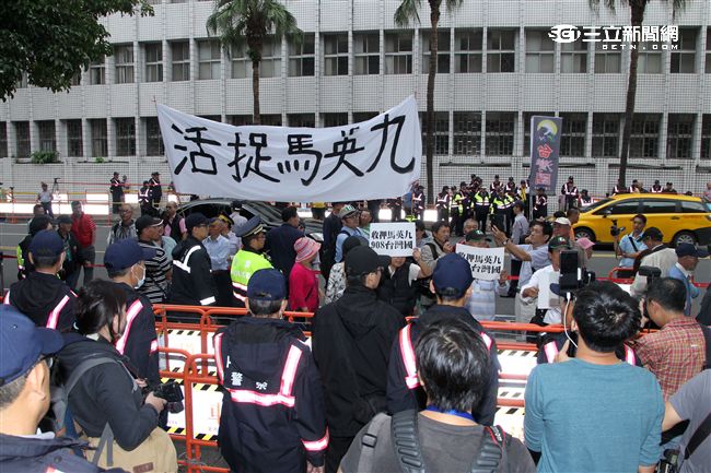 抗議民眾在地院門口叫囂。（記者邱榮吉/攝影）