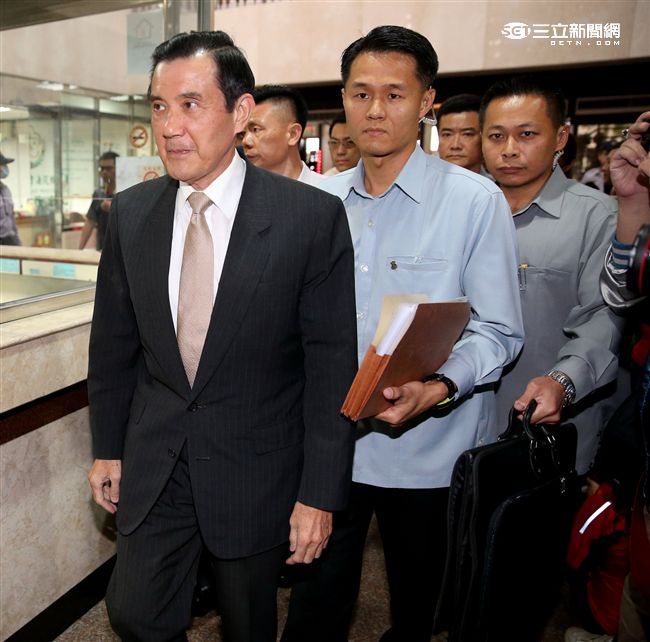 前總統馬英九因被民進黨立委柯建銘指控洩密，以被告身分親自到台北地院出庭。（記者邱榮吉/攝影）