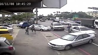 桃園爆槍戰　警包夾開20多槍逮毒犯