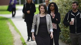 女性,女生,走路,套裝,上班,下班,工作,職場,戶外
https://www.flickr.com/photos/ufv/17187174529/