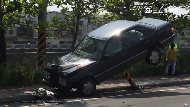 感冒開車頭昏昏　爬上告示牌變蹺蹺板