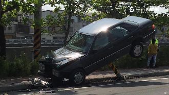 感冒開車頭昏昏　爬上告示牌變蹺蹺板