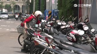 機車擠塞停車格　立中柱省空間也安全
