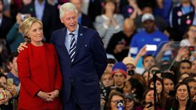 美國前總統比爾‧柯林頓（Bill Clinton）、希拉蕊‧柯林頓（Hillary Clinton）（圖／路透社／達志影像）