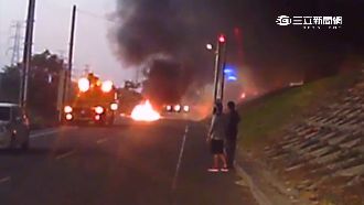 車引擎冒煙竄火球　噴油十公尺燒堤防