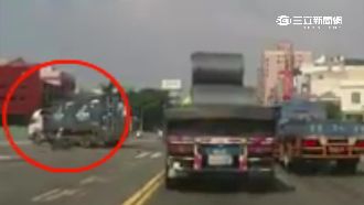 不要命！貨櫃車跨雙黃線　超車闖紅燈