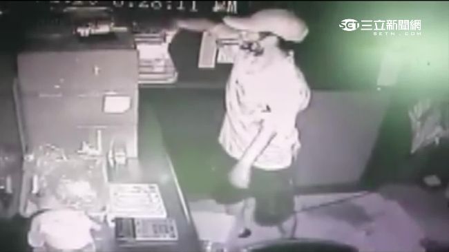 男闖檳榔店行竊　搜括近3萬進口香菸