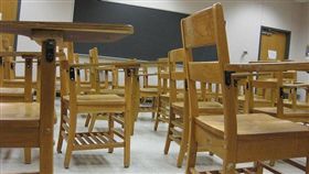 學校、老師、桌椅、學生（圖／翻攝自Flickr　https://flic.kr/p/6r26iv）