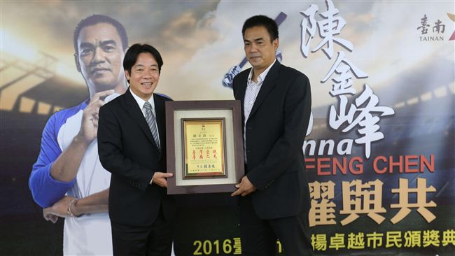 糗大了！獲頒卓越市民　鋒哥竟變峰哥