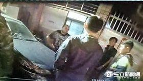 梁男借舊賓士不還，車行人員登門討車爆拉扯（翻攝畫面）