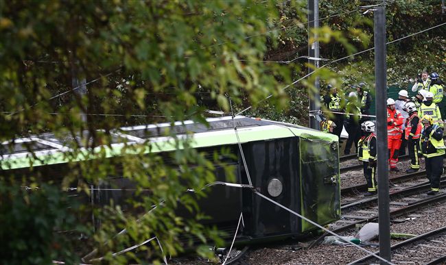 倫敦有軌電車翻覆　至少7死50人傷