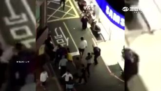 抱女嬰過馬路被撞　親友包圍痛毆騎士