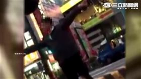 不滿違規迴轉被擋 男大街跳針嗆義交