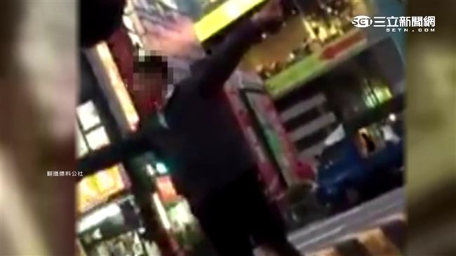 不滿違規迴轉被擋　男路口咆哮嗆義交