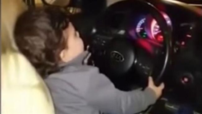 母親讓幼童開車　最壞身教被網友罵翻