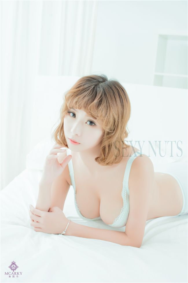性感誌／極上看板娘聯名桌曆（博客來搜尋：極上看板娘）
MD：莫葵、希維亞