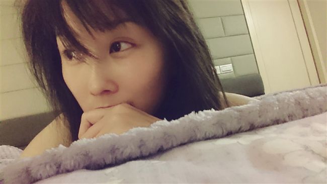 陳珮騏PO全裸露乳照　嘆氣這件事