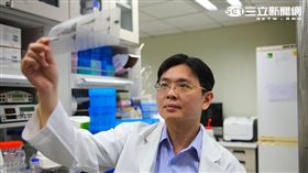 林口長庚腎臟科醫師楊皇煜主導長庚和約翰霍普金斯研究團隊，找出影響免疫系統失衡的關鍵。（圖／長庚醫院提供）