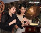 大師姐王若琳（Joanna）送上狂花留聲機祝福。（記者邱榮吉/攝影）