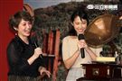 大師姐王若琳（Joanna）送上狂花留聲機祝福。（記者邱榮吉/攝影）
