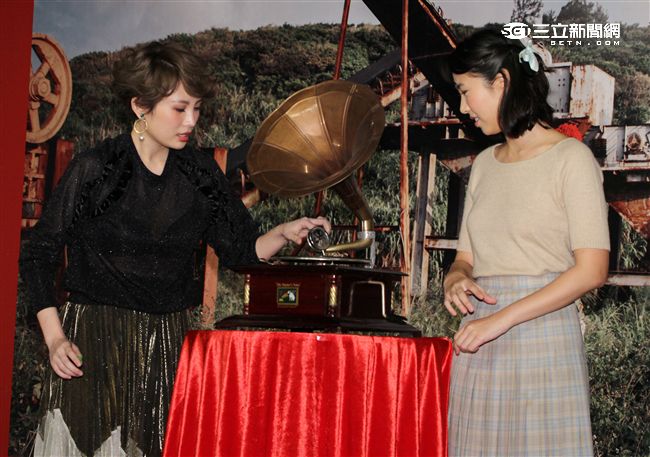 大師姐王若琳（Joanna）送上狂花留聲機祝福。（記者邱榮吉/攝影）