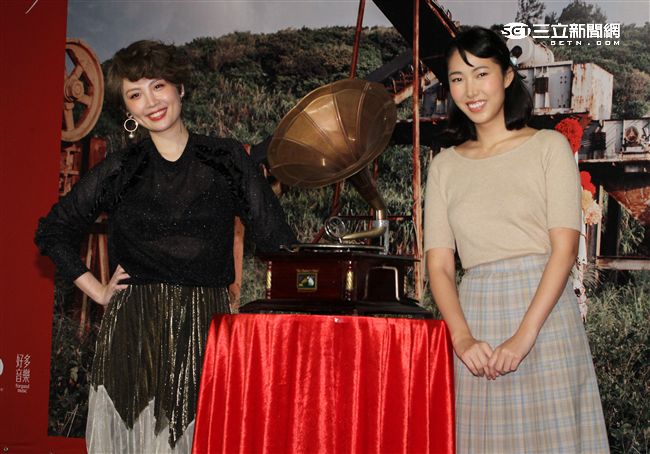 大師姐王若琳（Joanna）送上狂花留聲機祝福。（記者邱榮吉/攝影）