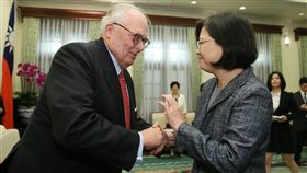 川普陣營重要幕僚美國傳統基金會創辦人佛訥（Edwin Feulner）、總統在英文（圖／翻攝自總統府FLICKR）