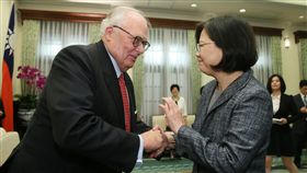 川普陣營重要幕僚美國傳統基金會創辦人佛訥（Edwin Feulner）、總統蔡英文（圖／總統府提供）