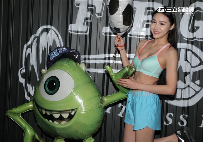 性感健身辣妹Lena莉娜敢作、敢秀、敢放、敢脫。（記者邱榮吉/攝影）