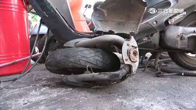女騎士閃避嬉戲野狗　機車斷成兩截