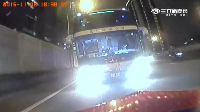 遊覽車高架硬逼車　最高可罰2萬4