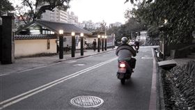 16:9
機車族福音 人孔蓋將訂防滑標準
示意圖／攝影者yangsing, Flickr CC License
https://www.flickr.com/photos/8843178@N05/5559792975/in/photolist-6BMXZV-r9Fcwx-qSpcX6-HY9SYW-r91Rm2-qc1Fv9-9tioKz-accbQR-Hc56RF-euvVyo-jKtm2a-cWDPTq-euvVhE-J23ms9-4iTEQk-nDf6eU-7C96oZ-euw74h-qBoX6E-7Ccg5X-uUaeG8-uU1sAJ-vJTvVb